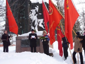 Punaisten muistomerkillä 27.1 (6)